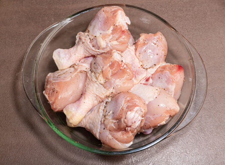 Chicken drumsticks in a bowl.